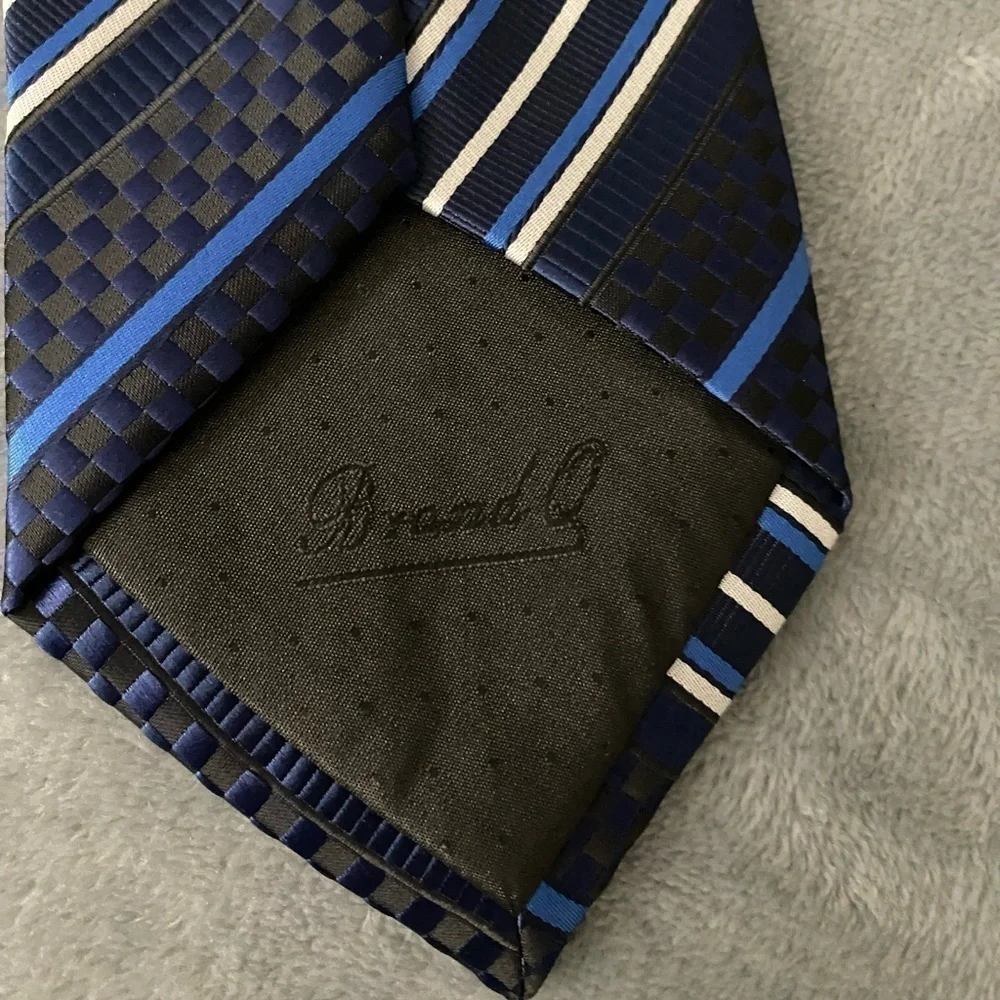 Men’s Tie 100%‎ Micro-Fiber Brand Q